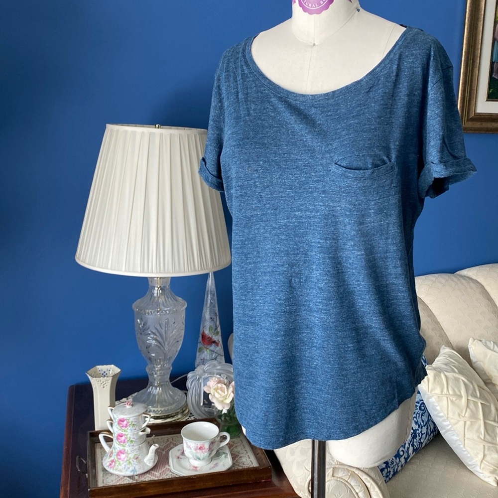 ❤️🤍💙 NWOT Heathered Blue Tshirt